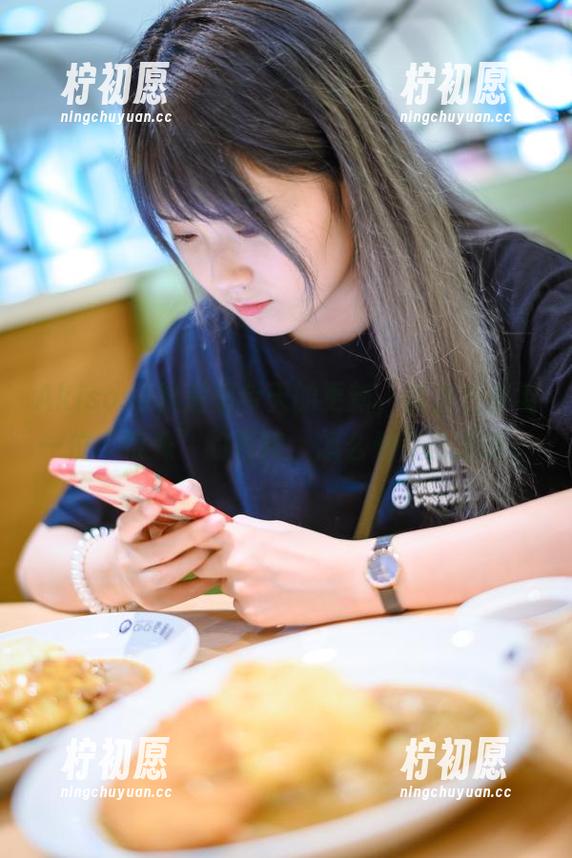 Akisoso秋楚楚今天的更新，霞之丘诗羽一位“特殊”的模特，怎么看都挺迷的。