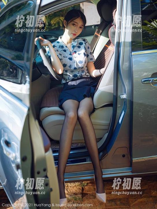 HuaYang花漾 - 心妍公主的红裙全套，看着看着就想下载——这算不算购物狂？