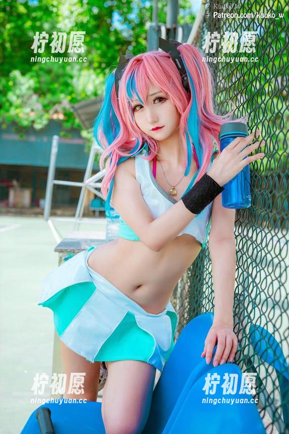 翻看KuukoW的女孩写真图集，完全沉醉在那种毫无压力的氛围中。