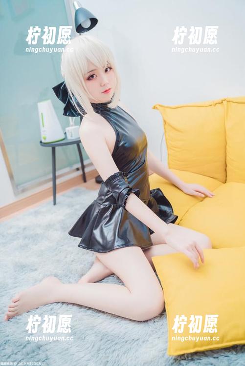 喵糖映画：兔耳女仆的最新写真，感觉整个心情都被绳索拴住了。