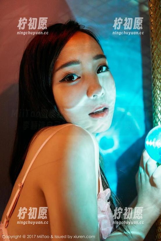 MiiTao蜜桃社 - 别再被白裙照片忽悠了！李颖诗自己就是走路带风的真实靠山
