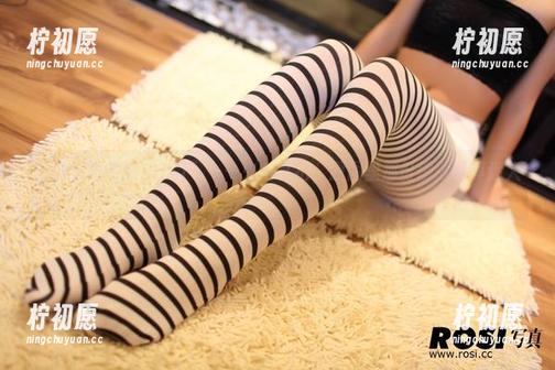 “穿着睡衣看ROSI”——来自私拍，原图里那份懒散可真迷人。