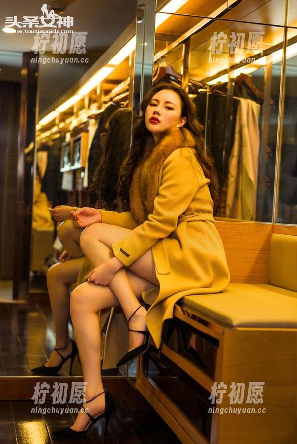TouTiao头条女神 - 白衬衫下的故事，蔡老师的私房图集让我迷了