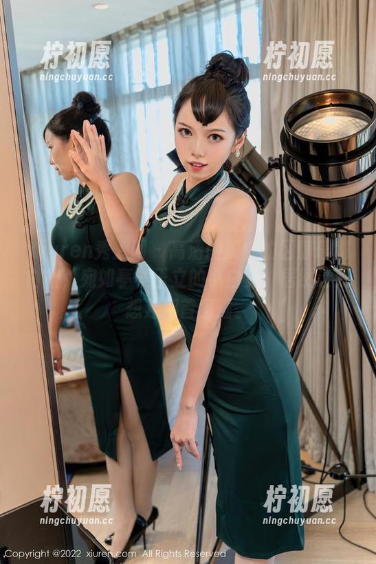 Xiuren秀人网 - 高清图册中的区静瑶和白裙，宛如亭亭玉立的小白兔，居然让我想起那首童谣。