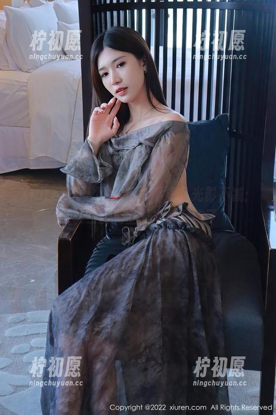 Xiuren秀人网 - 短裤不短，光影不减：陈以二的无圣光写真又来了