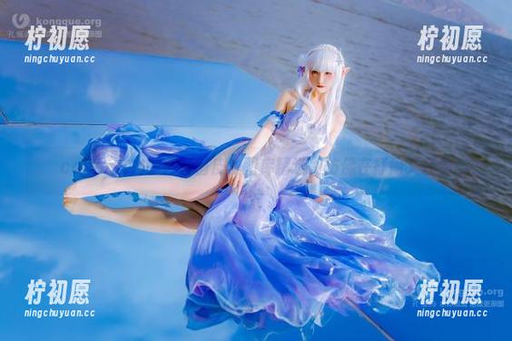 coser衣衣的白色俏皮：图库精选，仿佛在打闹又轻盈
