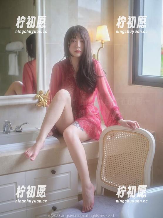 wuyo(우요)精选：原图里连体衣的每一个褶皱似乎都有它的故事