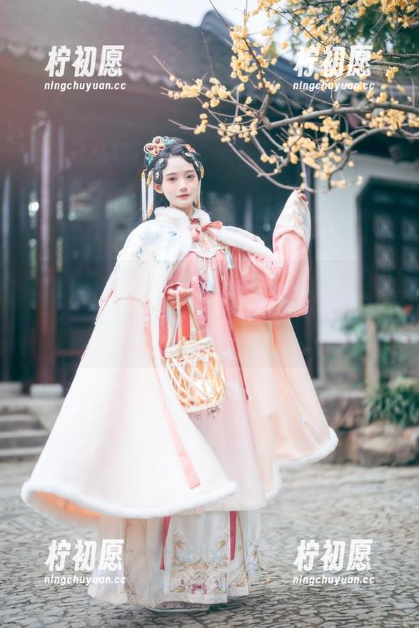 `这组兔子Zzz不吃胡萝卜的写真，当天使遇上真实的人间，果然别有一番滋味。`