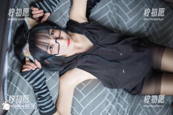兔玩映画黑睡衣写真：是睡睡觉呢，还是仙女下凡？在这样的画面里我有点迷了。