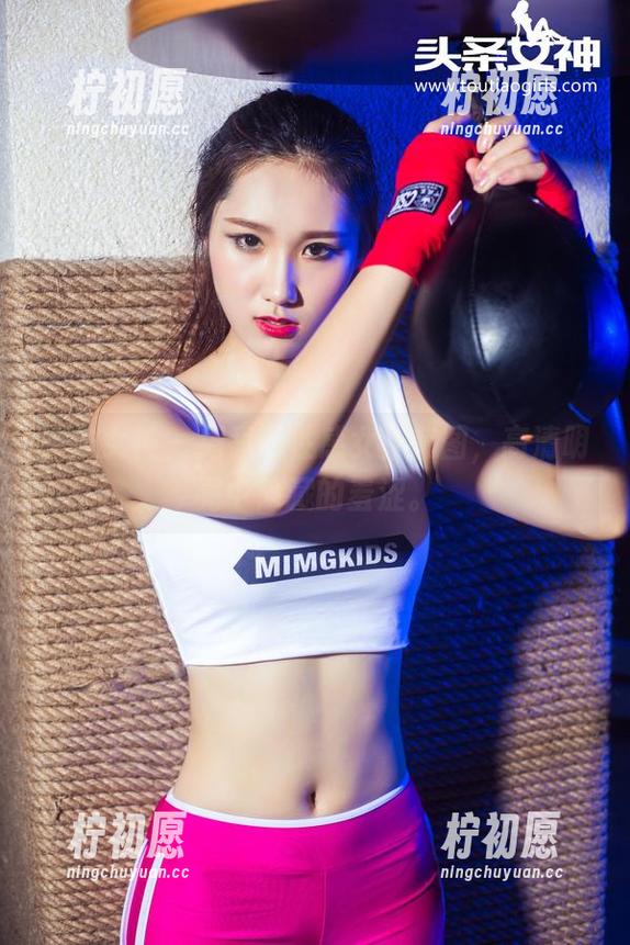 头条女神 - 周思超性感女仆套图，高清明亮中隐藏的羞涩。