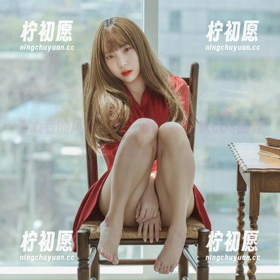 偷心者的风格，姜仁卿(강인경)以cos翻弄人心的套路。