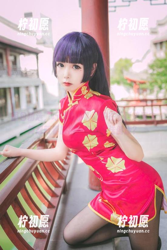 图包精选，巧克力小圆面包在五更琉璃中舞起新春旗袍，好像在送健康？
