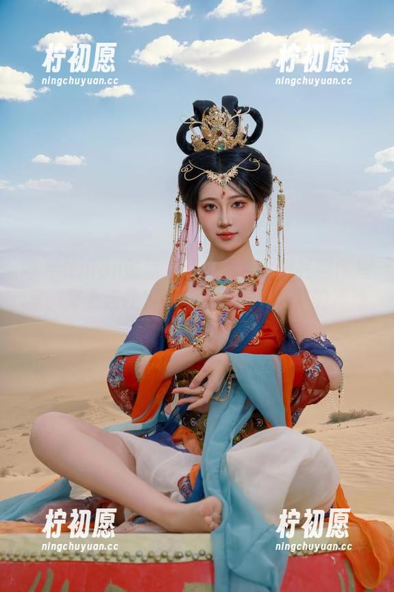 年年Nnian的新企划：亮片透明礼服作品集，穿上这件我真有种“别走啊”的冲动。