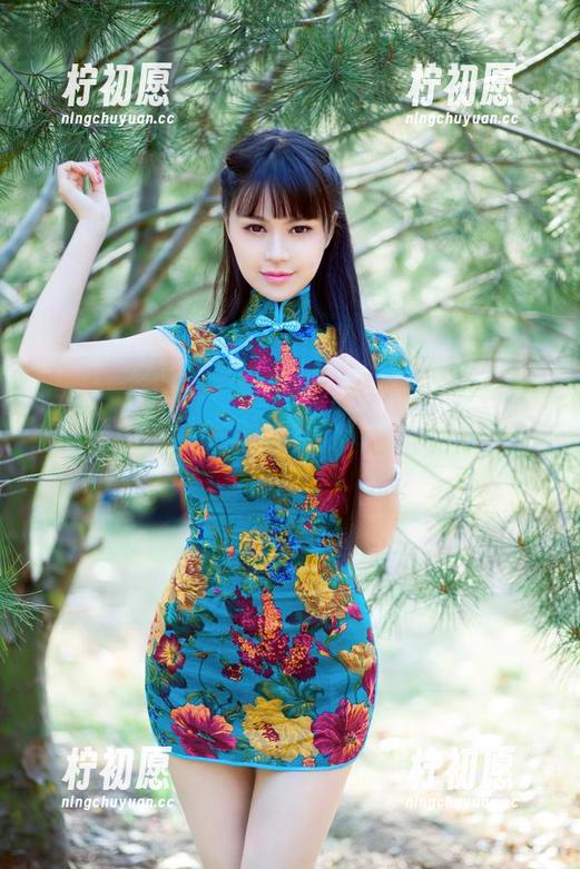 推女郎 - 图集新鲜出炉：连欣黑白，你能猜出哪张是黑色的深情，哪张是白色的懵懂吗？