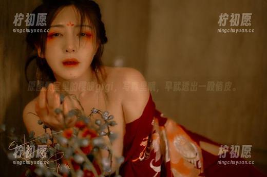 原图教室里的樱晚gigi，写真里哦，早就透出一股俏皮。