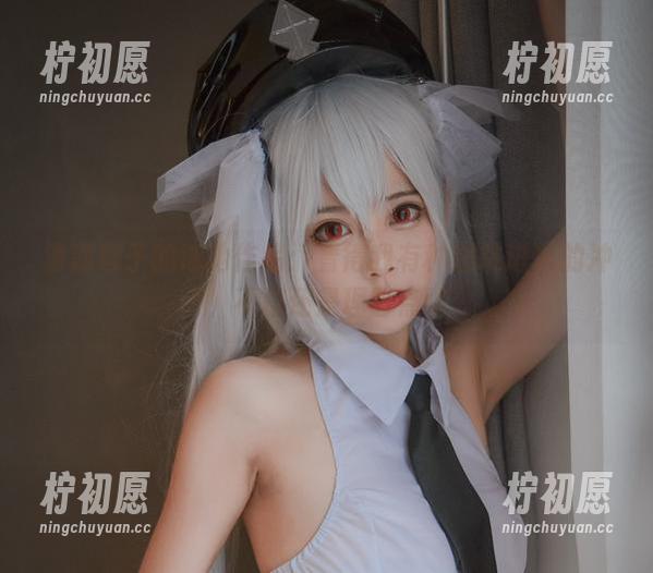 清颜颜子的泳池作品：看得我有种想跳进去的冲动，不过还是理智点吧。