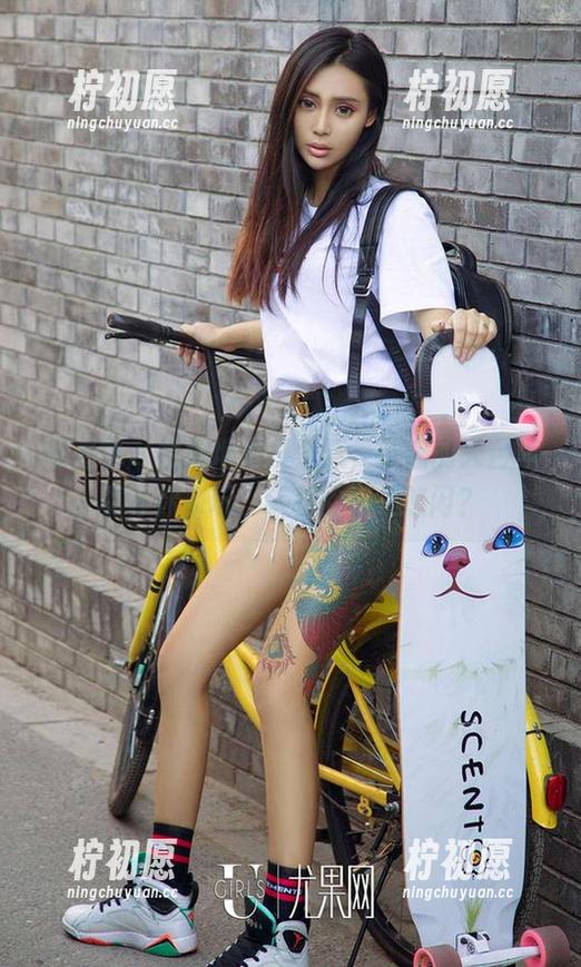爱尤物 - 福利地里打个滚，歆瑶的天台写真等你来玩，认真脸还是悠闲？