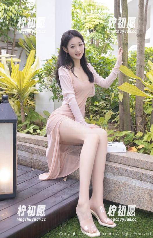 秀人网 - 校园里的Betty林子欣在线：记得同学们都在偷偷瞟她吧？
