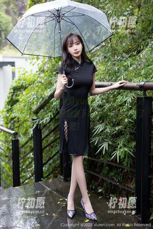 秀人网 - 原图的冷月yuer穿着连衣裙，更新后的姿势让人只想跪下叫妈妈，太可爱了吧！
