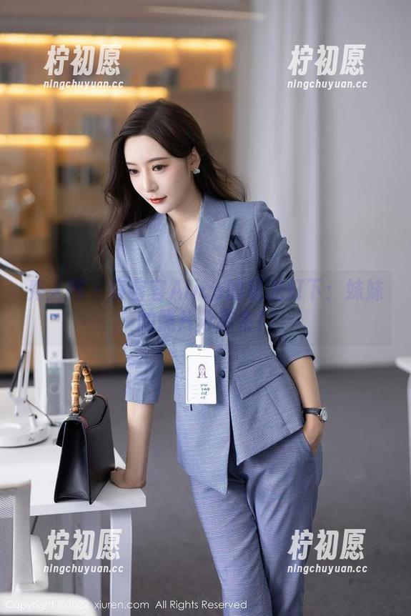 秀人网 - 容容容Alice的镁光灯下：妹妹的照片分享会！