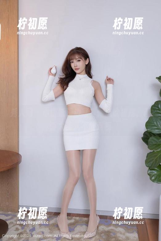 秀人网 - 小蛮妖海边写真：风吹裙摆，画面太美我不敢直视
