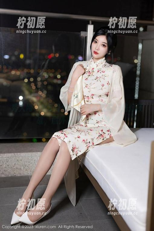 秀人网 - VS月夕Lily短裙写真—挑灯夜战，意外总是如此美妙！