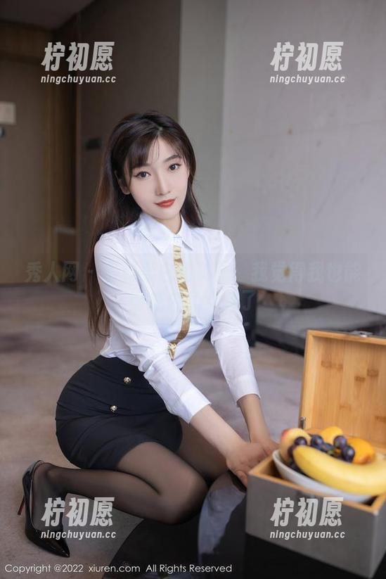 秀人网 - 王曼柔白裙美图：我觉得我也能穿成白兔女孩了