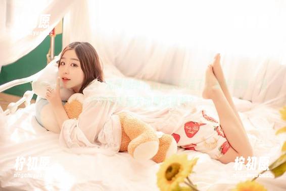 原图中的穆零Mu0，光辉婚纱下我还顺带挂了个犟驴表情，是在冲着喜糖大的屠妖队吗？