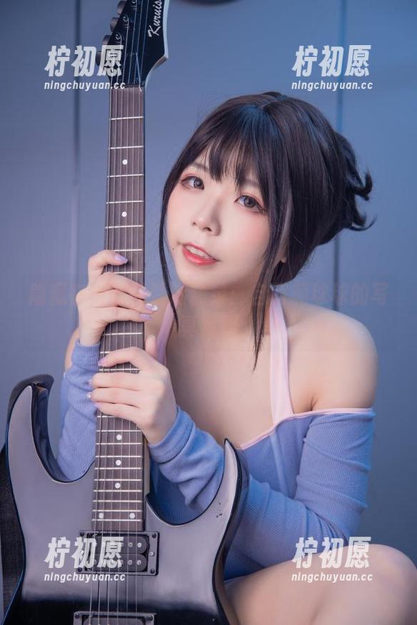 隐藏在树间的梦游精灵：自闭颜球球的写真套图