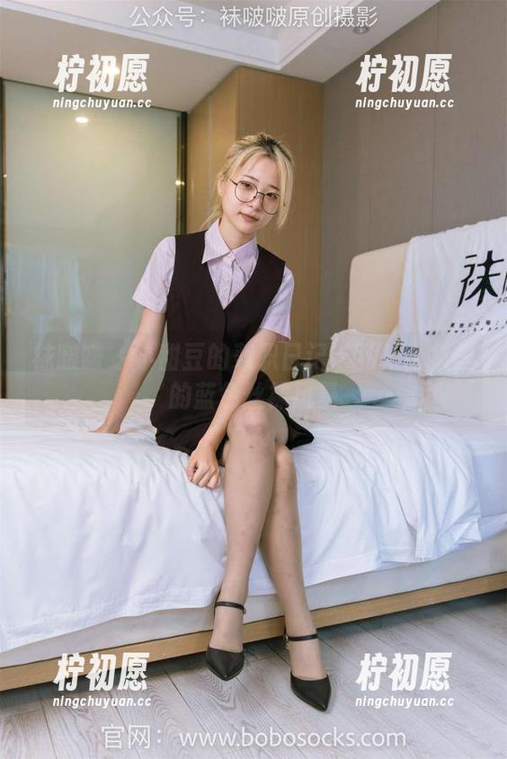 袜啵啵 - 小甜豆的兼职日记：私拍合集里的蓝色丝袜风暴