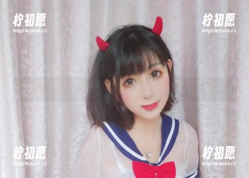 都有露背照了，为啥她的猫咪特别出彩？雯粥粥i写真合集