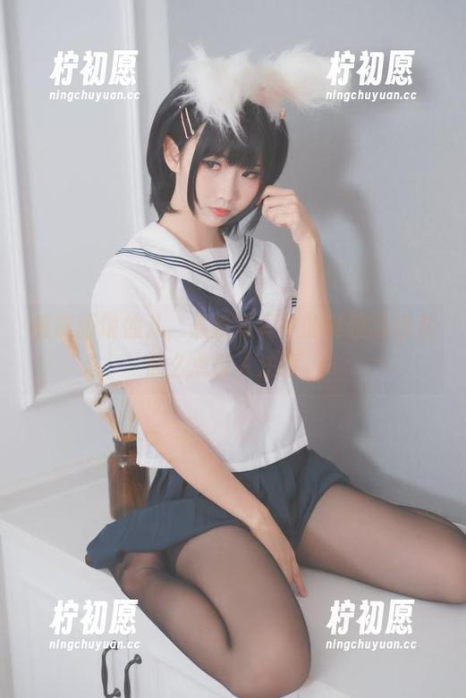 瞧瞧面饼仙儿，最新写真中的制服的确有那么点引人注意。