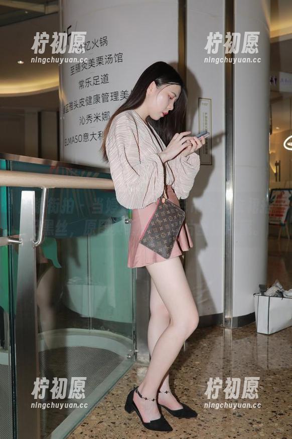 魔镜街拍 - 当婷婷穿上白色吊带连衣裙搭配黑丝，原图真缠绵，图片里捉迷藏。