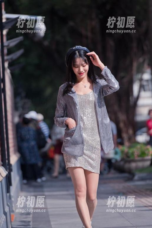 福利仔细品味：魔镜街拍的婷婷高跟热裤，腿部线条恰到好处，真会让人想多停留一会。