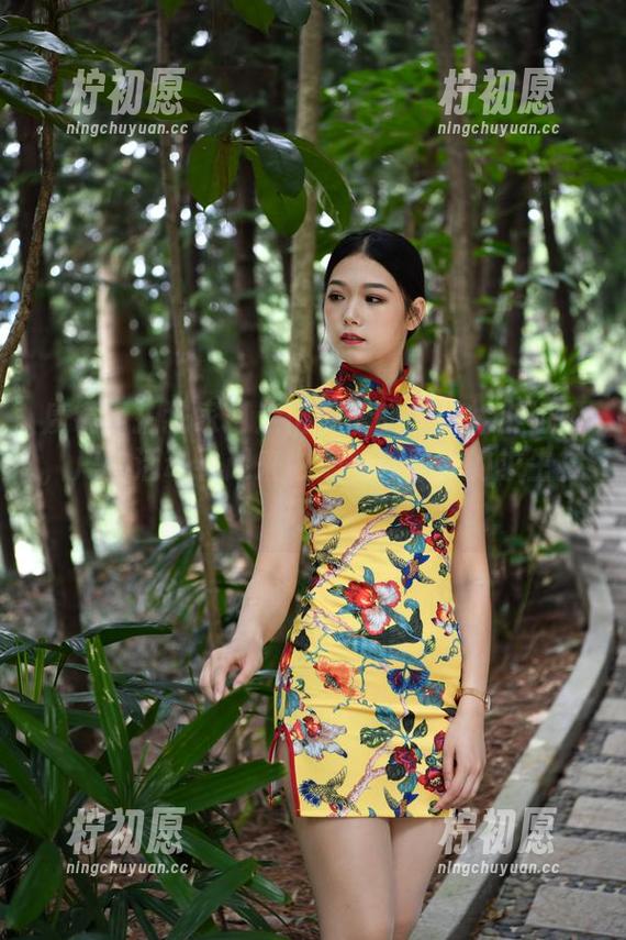 魔镜街拍独家：走出教室的包臀裙小姐姐，户外活动看起来也是一种奇妙的求生技巧！