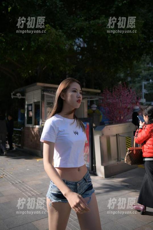 魔镜街拍：全套图包带你看天桥上的美女，千万别让她看到你在咽口水！